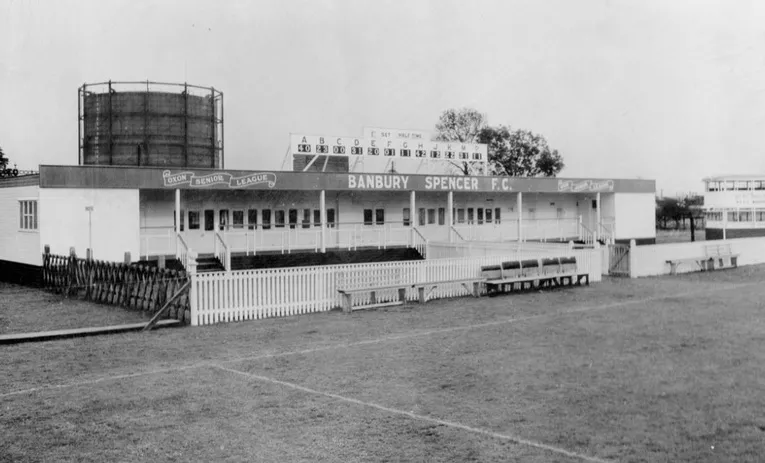 Tổng quan lịch sử phát triển của Spencer Stadium, sân nhà Banbury United.