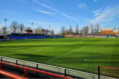 Tổng quan Sân vận động Cressing Road nhìn từ khán đài, nơi diễn ra các trận đấu của Braintree Town.