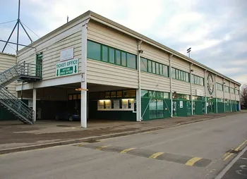 Tổng quan sân vận động Huish Park từ trên cao, sân nhà của CLB Yeovil Town, biểu tượng của bóng đá Anh hạng dưới.