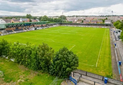 Tổng quan sân vận động Raymond McEnhill, sân nhà của Salisbury FC, nổi bật giữa cảnh quan Salisbury, Anh