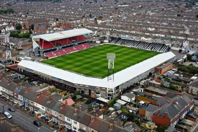 Tổng quan từ trên cao sân vận động Blundell Park, sân nhà của Grimsby Town FC, nhìn rõ các khán đài và khu vực xung quanh.