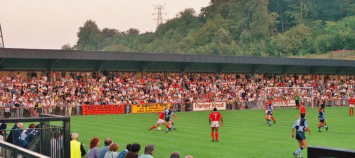 Trận đấu đầu tiên tại Adams Park vào ngày 09/08/1990 giữa Wycombe Wanderers và Nottingham Forest, đánh dấu một kỷ nguyên mới