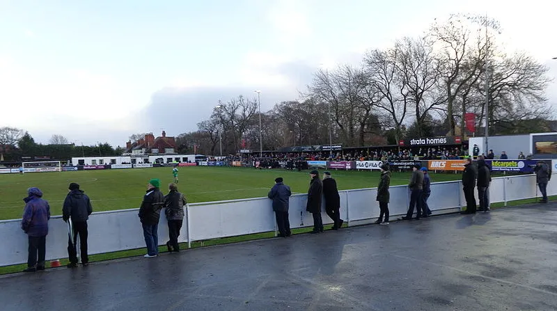 Trận đấu giữa Harrogate Town và Bradford Park Avenue trên sân Wetherby Road