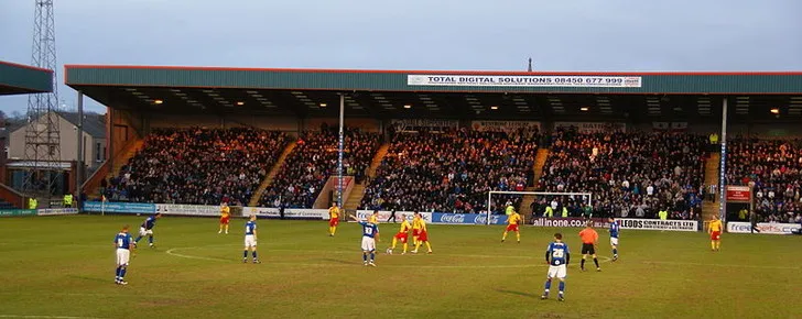 Trận đấu giữa Rochdale và Darlington tại Spotland Stadium