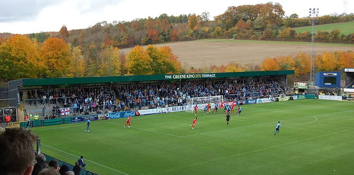 Trận đấu giữa Wycombe Wanderers và Lincoln City tại Adams Park, tái hiện không khí sôi động của Football League