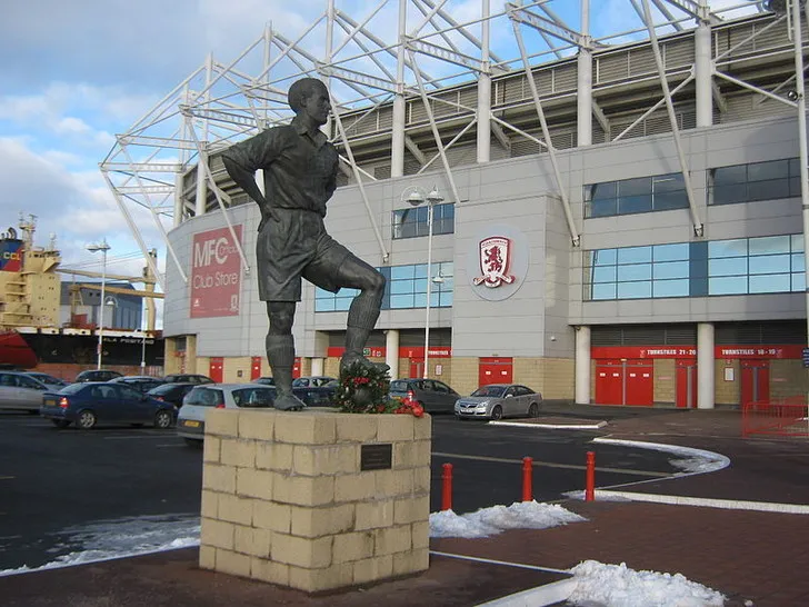 Tượng đài George Hardwick, huyền thoại của CLB Middlesbrough, đặt trang trọng bên ngoài sân Riverside