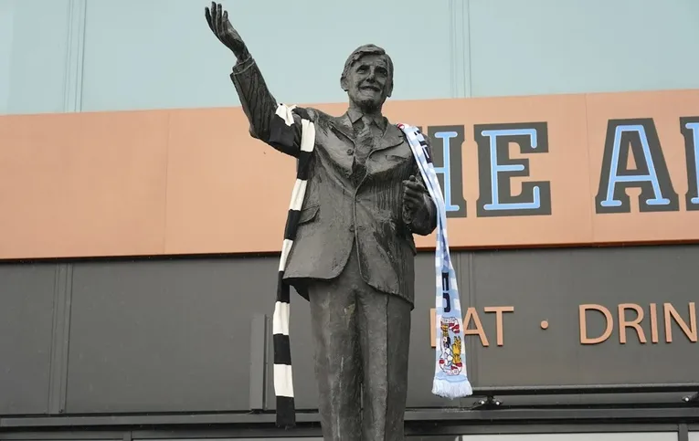 Tượng đài Jimmy Hill, huyền thoại của Coventry City FC, được đặt trang trọng bên ngoài Sân vận động Coventry Arena.
