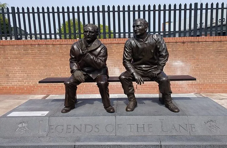 Tượng đài Jimmy Sirrel và Jack Wheeler bên ngoài sân Meadow Lane, vinh danh hai huyền thoại của Notts County.