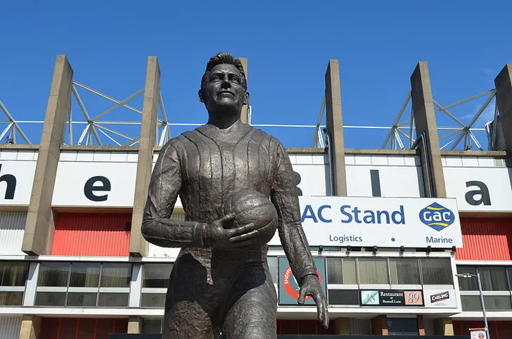 Tượng đài Joe Shaw, biểu tượng vĩ đại của Sheffield United tại Bramall Lane