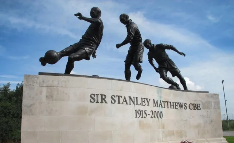 Tượng đài Sir Stanley Matthews, huyền thoại vĩ đại của Stoke City, bên ngoài sân Bet365 Stadium