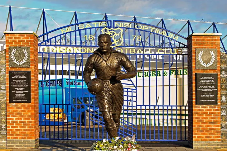 Tượng Dixie Dean bên ngoài sân Goodison Park, huyền thoại của Everton