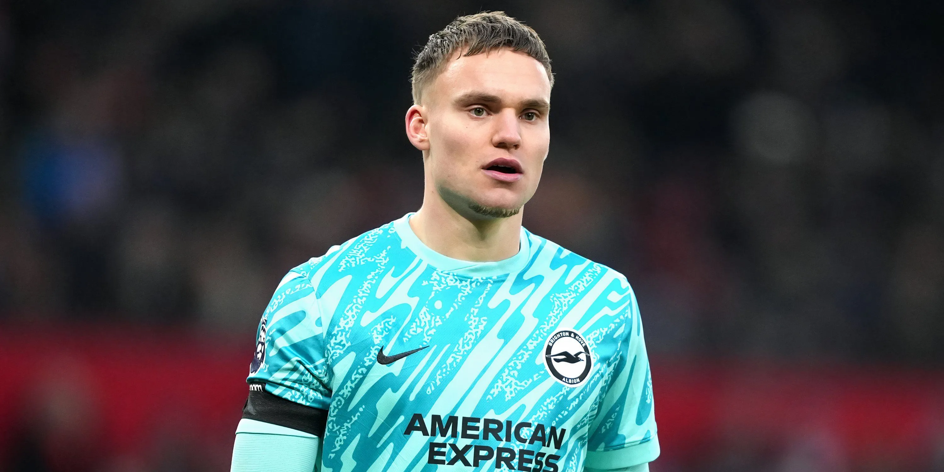 Bart Verbruggen thực hiện pha cứu thua khó nhất trong trận đấu của Brighton &amp; Hove Albion