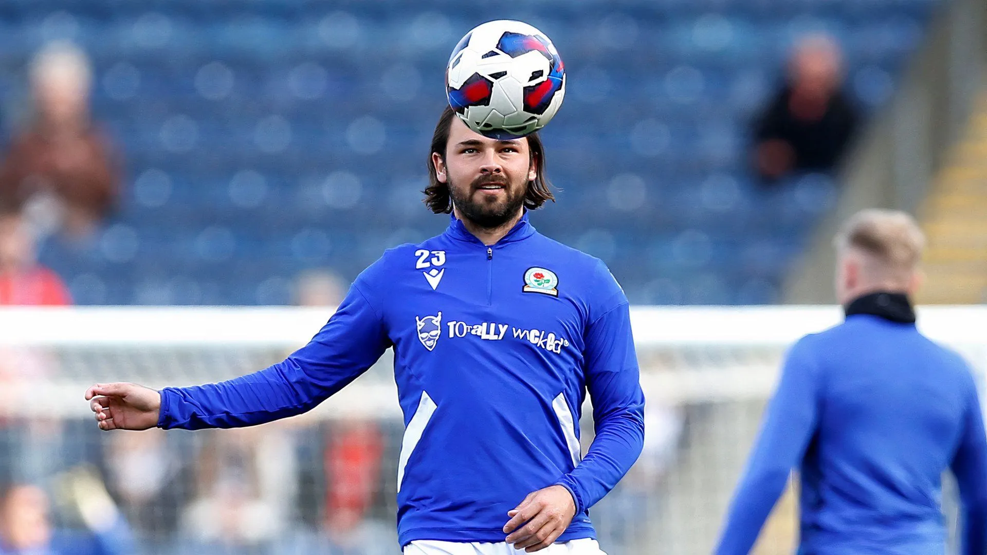 Bradley Dack ngoài sân - tiền vệ tay trái Blackburn Rovers thực hiện các pha xử lý bóng tỉa mịn