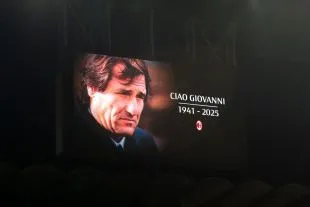 Bức ảnh tưởng niệm cựu huấn luyện viên và cầu thủ bóng đá Italia Giovanni Galeone được hiển thị trên màn hình LED tại San Siro trước trận Serie A giữa AC Milan và AS Roma ngày 2 tháng 11 năm 2025