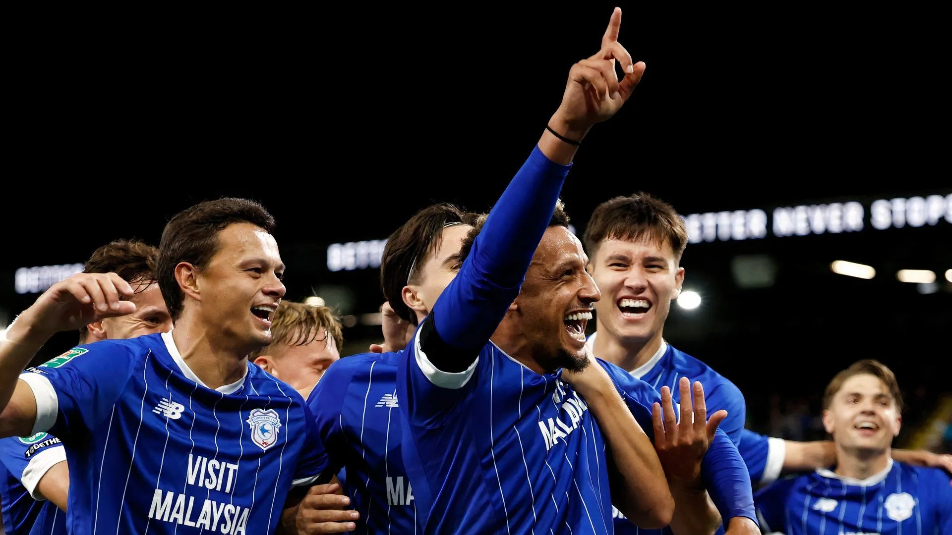 Callum Robinson ghi bàn cho Cardiff City trong trận đấu Burnley