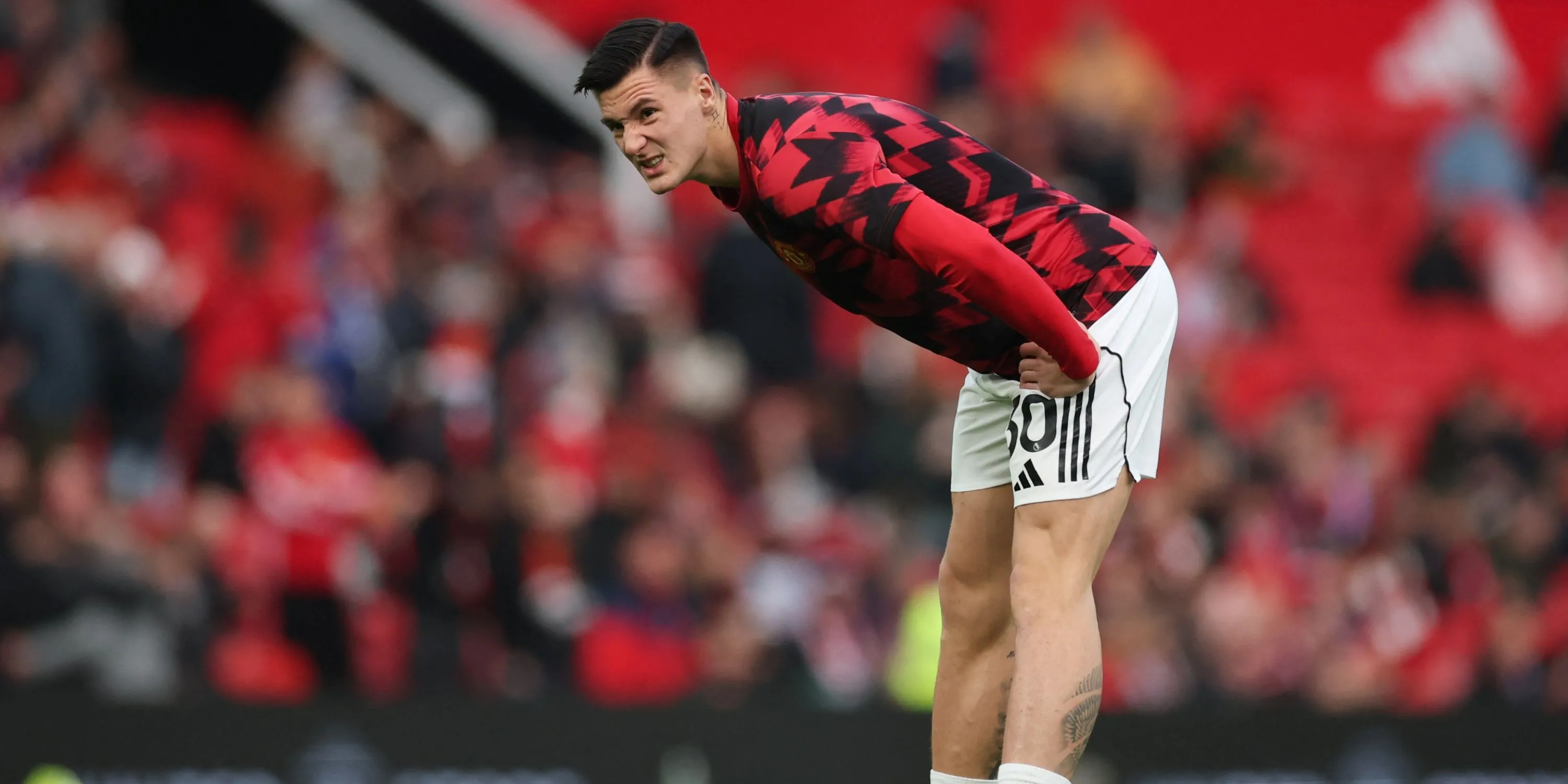 Cầu thủ Benjamin Sesko trong trang phục Man United, thể hiện khoảnh khắc tranh chấp bóng trên sân