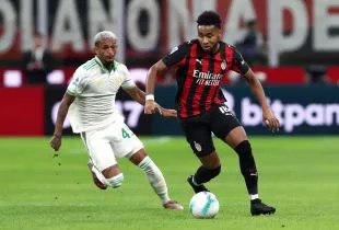Cầu thủ Christopher Nkunku của AC Milan chạy với bóng dưới sự theo kèm của Wesley Franca của AS Roma tại San Siro ngày 2 tháng 11 năm 2025