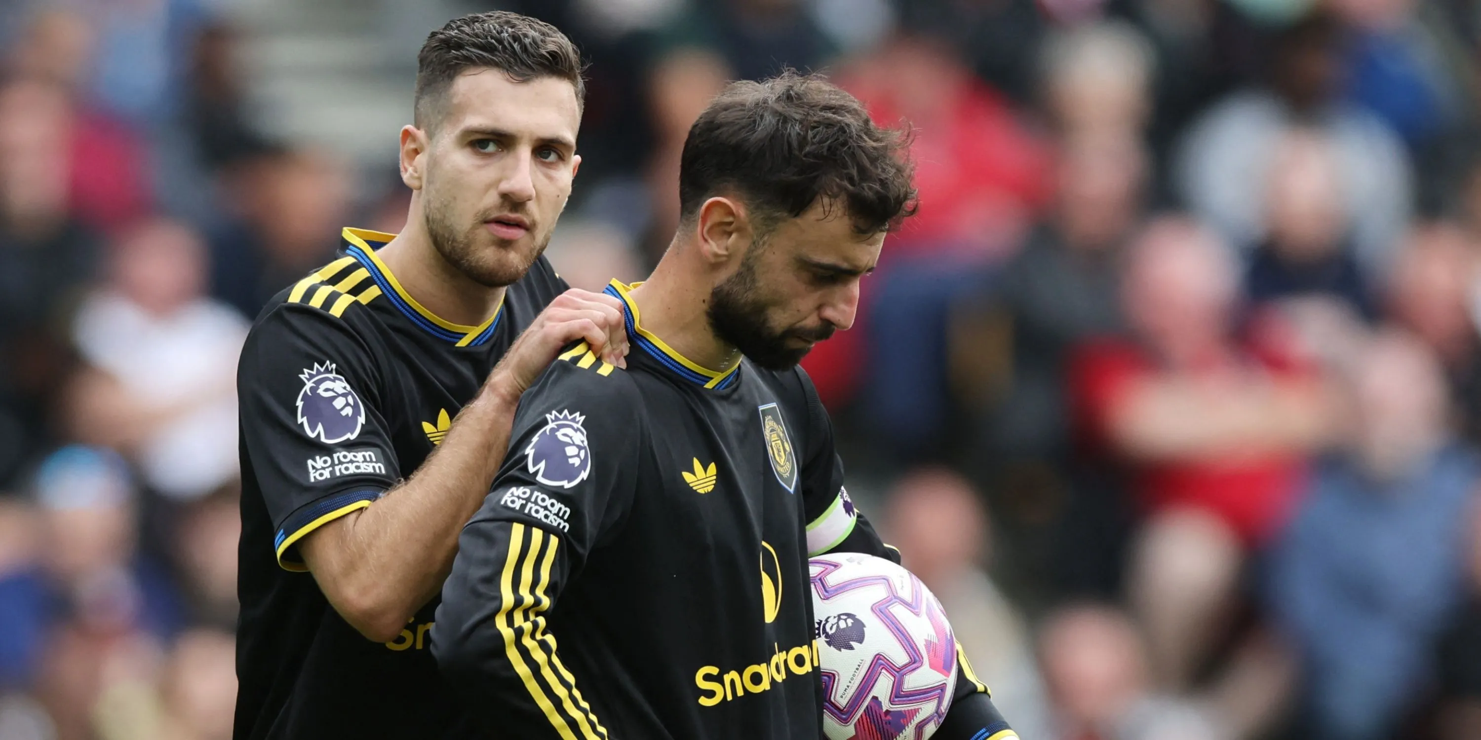 Cầu thủ Diogo Dalot và Bruno Fernandes trên sân trong trận đấu gần đây của Manchester United