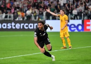 Cầu thủ Lloyd Kelly của Juventus ăn mừng bàn thắng trong trận đấu UEFA Champions League tại Sân vận động Juventus