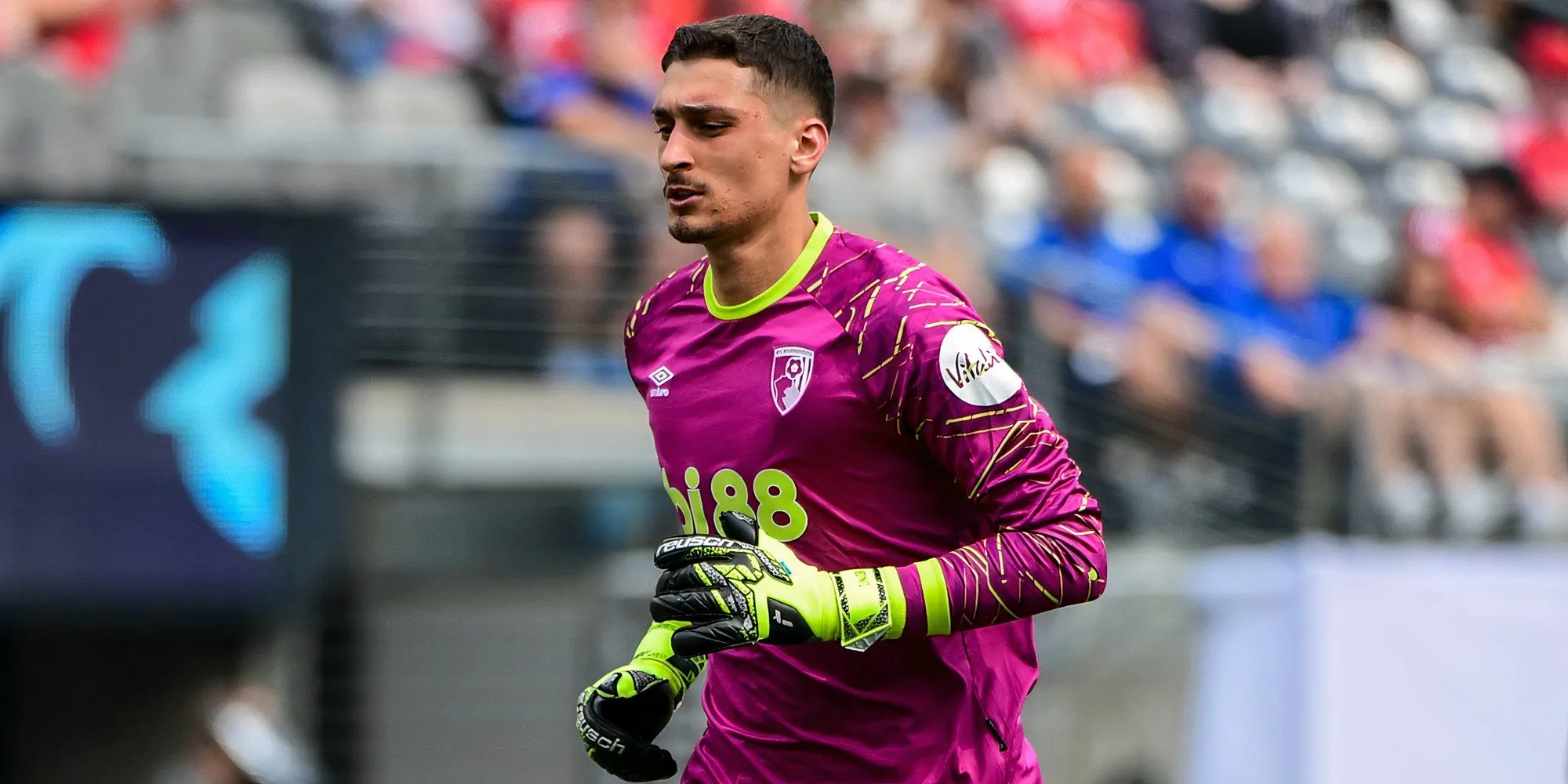 Dorde Petrovic thể hiện những kỹ năng cứu thua vượt trội cho Bournemouth tại sân nhà