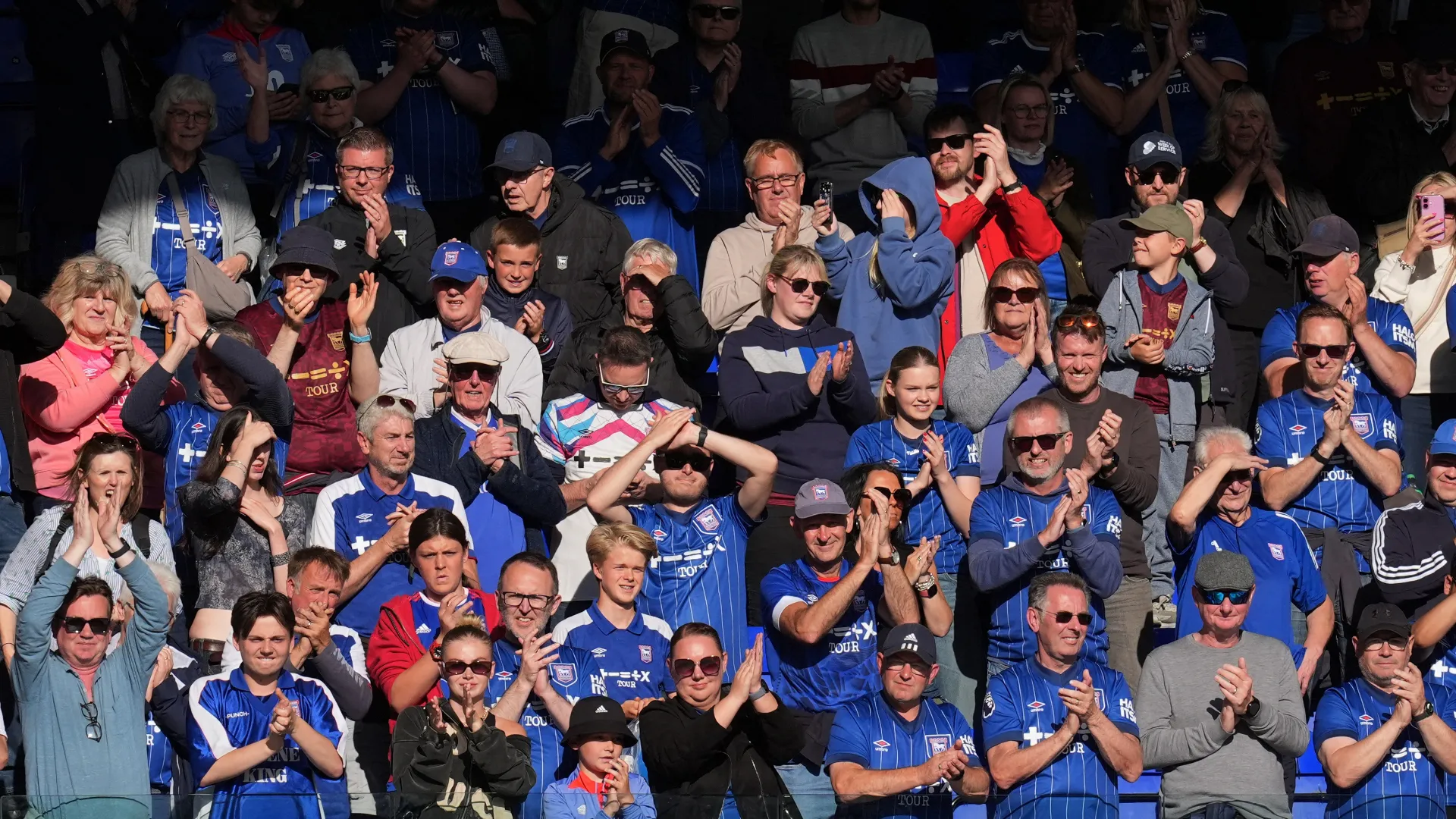Fan Ipswich Town tại Portman Road - những người yêu thích những cầu thủ đầu quân tận tâm