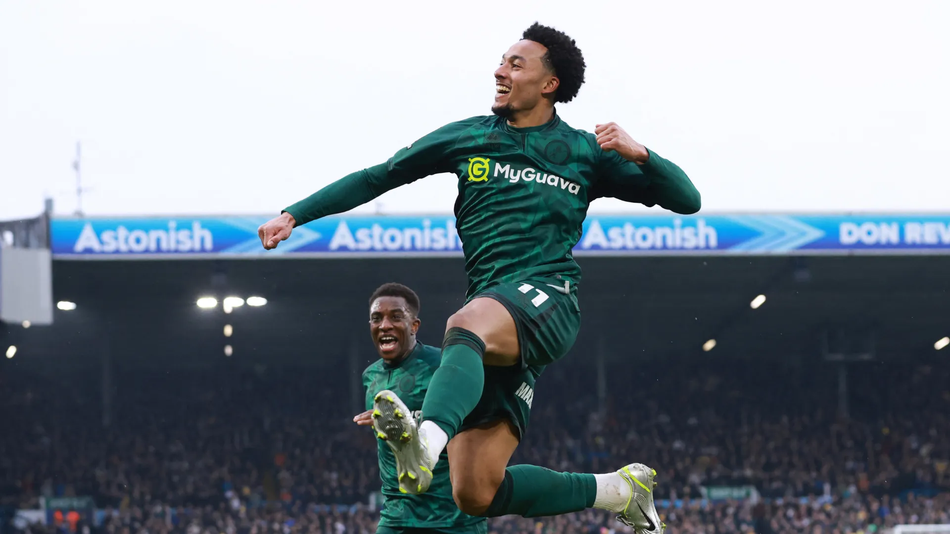 Femi Azeez tại Millwall, tiền đạo cánh đang ghi bàn liên tiếp dưới sự dẫn dắt của Alex Neil