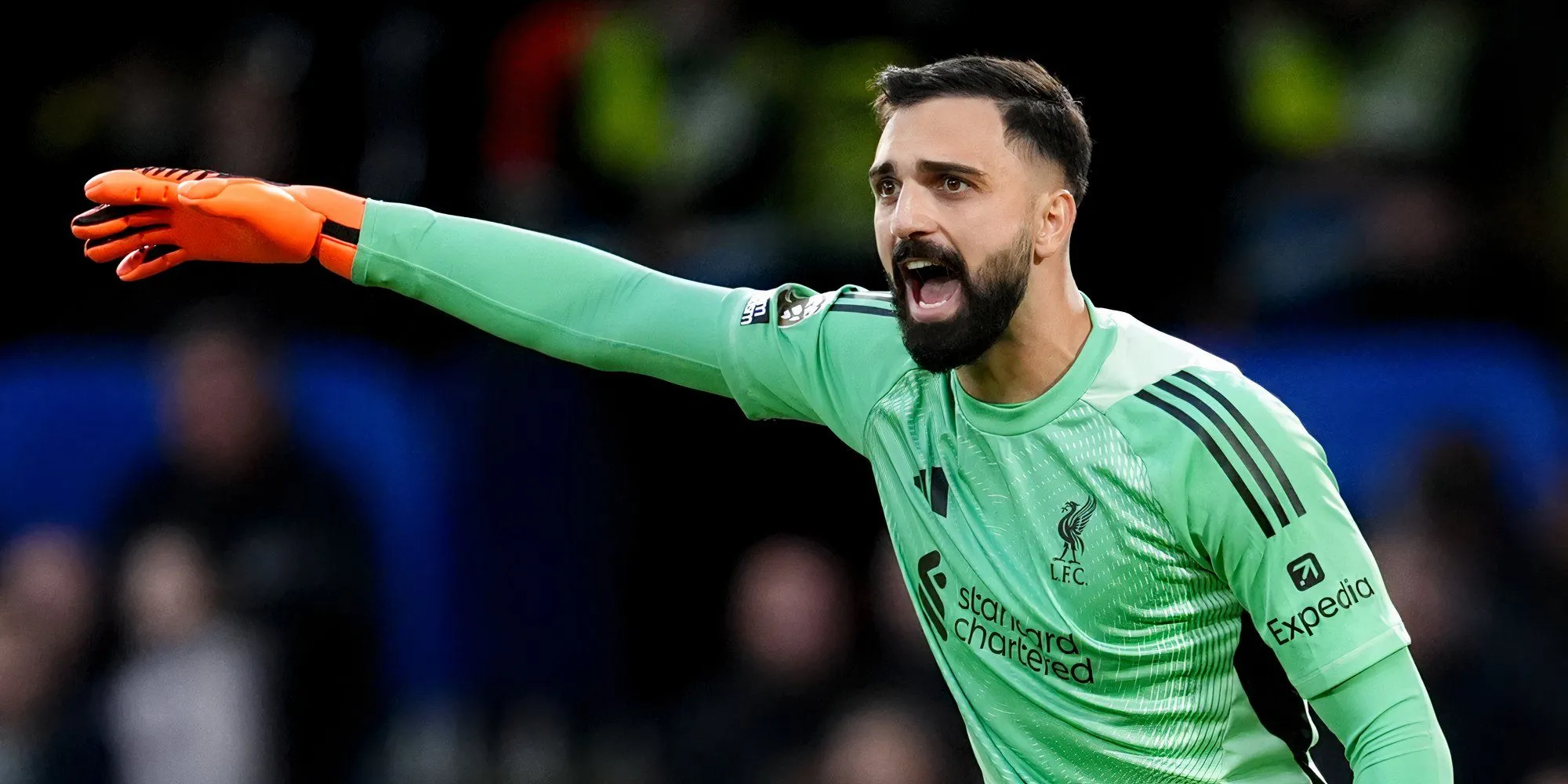 Giorgi Mamardashvili trong tư thế sẵn sàng cứu thua cho Liverpool