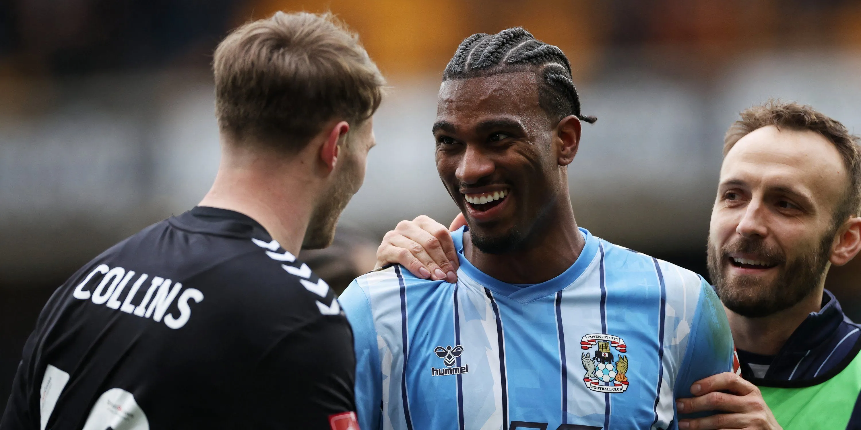 Haji Wright, tiền đạo Coventry City, chuẩn bị sút bóng trong trận đấu Premier League