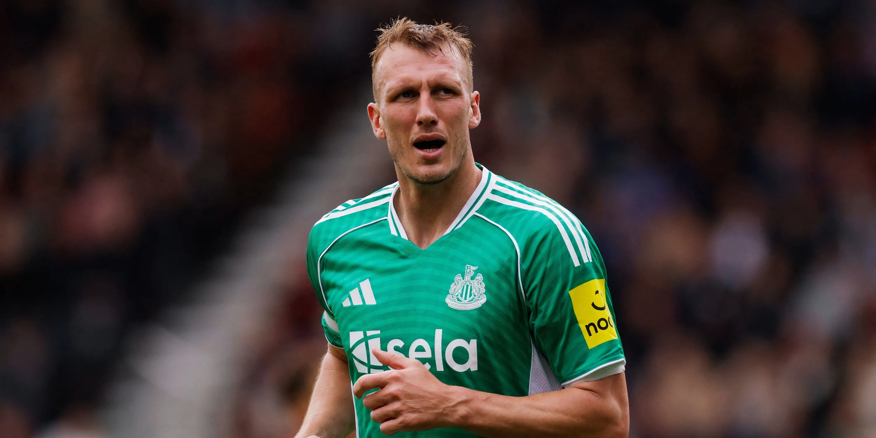 Hậu vệ Dan Burn của Newcastle trong trang phục sẵn sàng tranh chấp