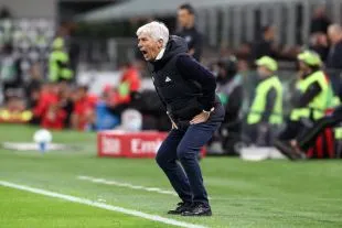 Huấn luyện viên Gian Piero Gasperini chỉ đạo đội hình trong trận Serie A giữa AC Milan và AS Roma tại San Siro