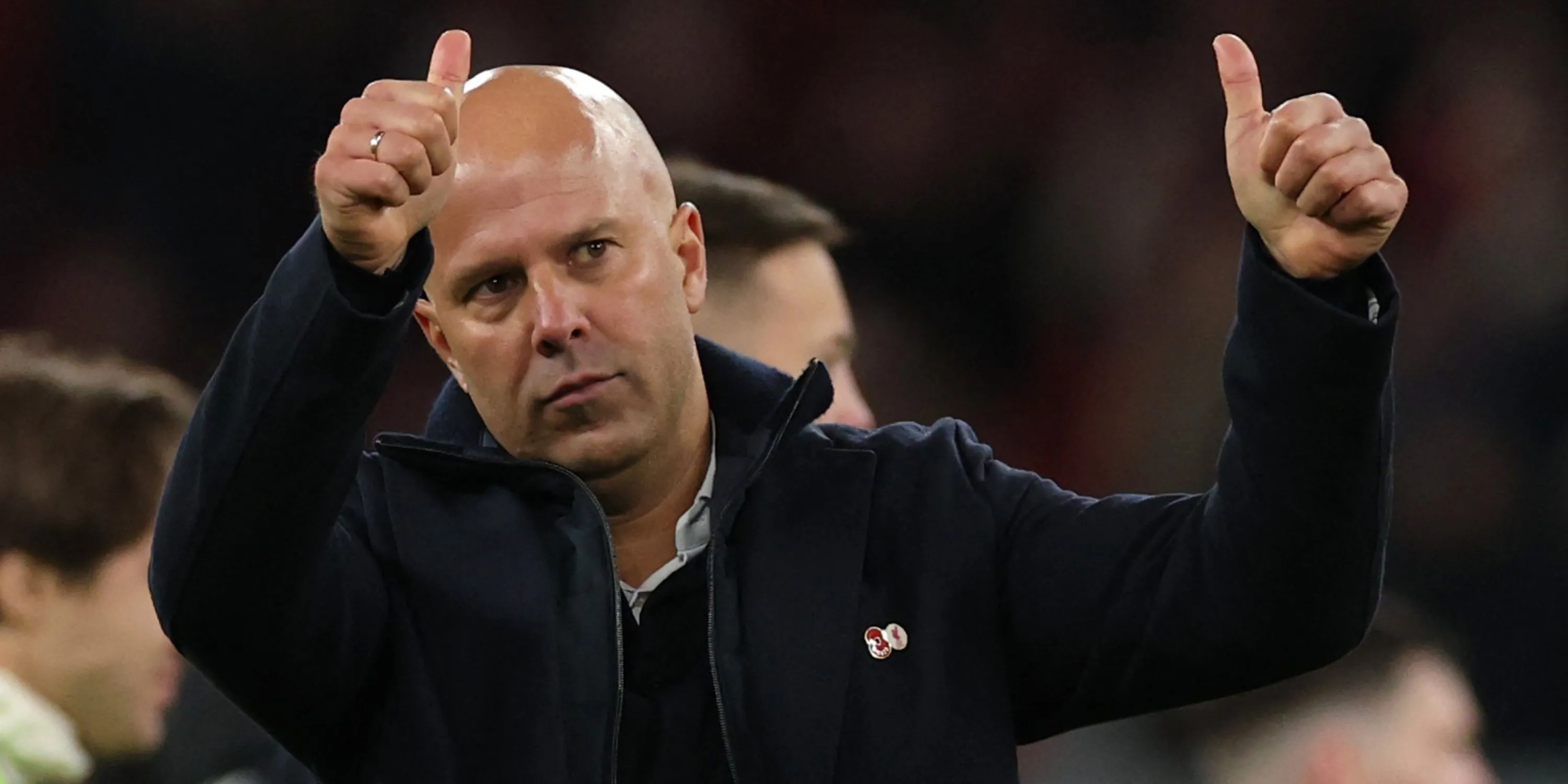 Huấn luyện viên Liverpool Arne Slot vỗ tay sau khi thắng Aston Villa