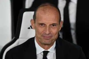 Huấn luyện viên Massimiliano Allegri của AC Milan chỉ đạo đội hình một cách hiệu quả trong các trận Serie A quan trọng