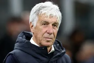 Huấn luyện viên Roma Gian Piero Gasperini quan sát trận đấu Serie A giữa AC Milan và AS Roma tại sân Giuseppe Meazza