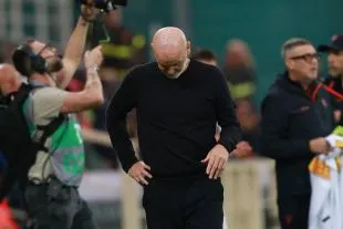 Huấn luyện viên Stefano Pioli của ACF Fiorentina tỏ ra buồn bã trong trận đấu Serie A giữa Fiorentina và Lecce tại sân vận động Artemio Franchi ở Florence vào ngày 2 tháng 11 năm 2025