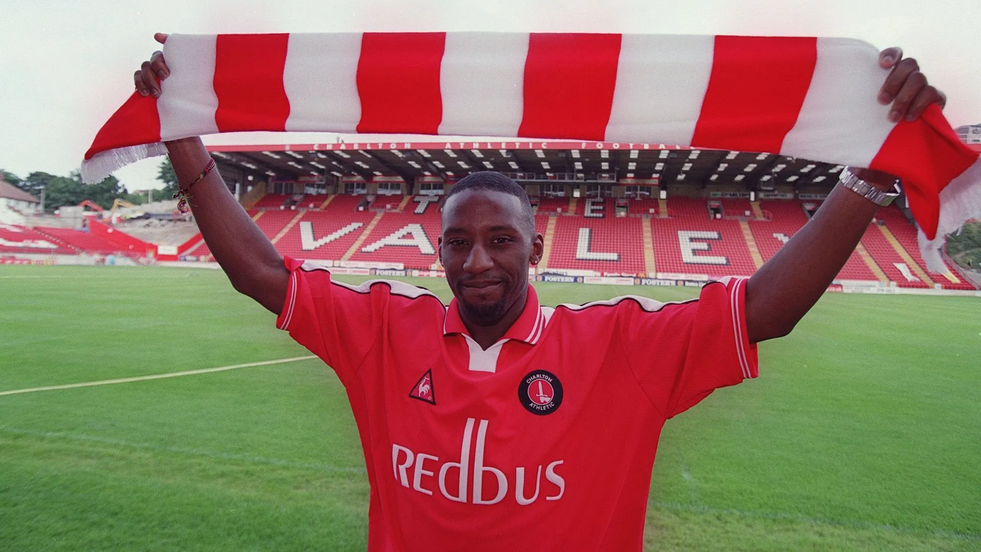 Jason Euell trong kỳ hạng dài tại Charlton Athletic, thể hiện kỹ năng và sự nỗ lực thi đấu