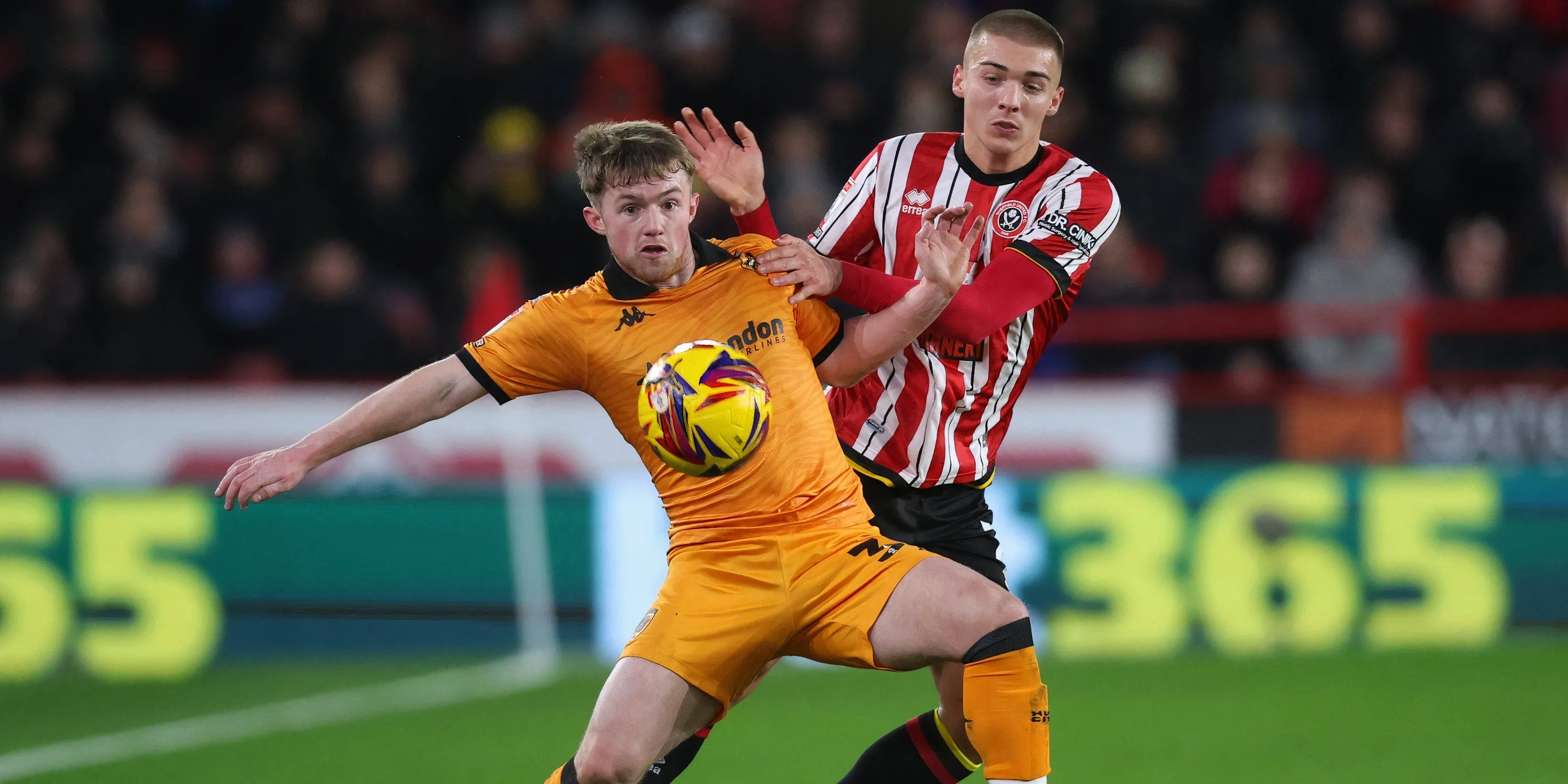 Joe Gelhardt, tiền đạo Leeds United, kiên định tranh chấp bóng với hậu vệ đối phương