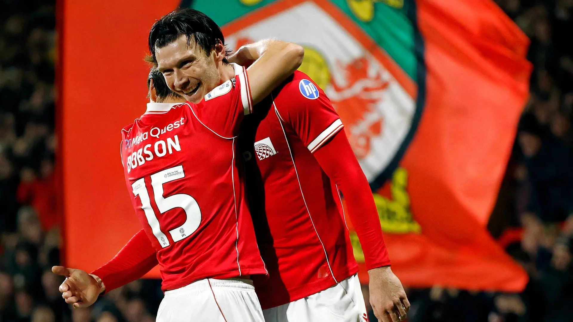 Kieffer Moore ghi bàn cú hat-trick hoàn hảo cho Wrexham trước Coventry City