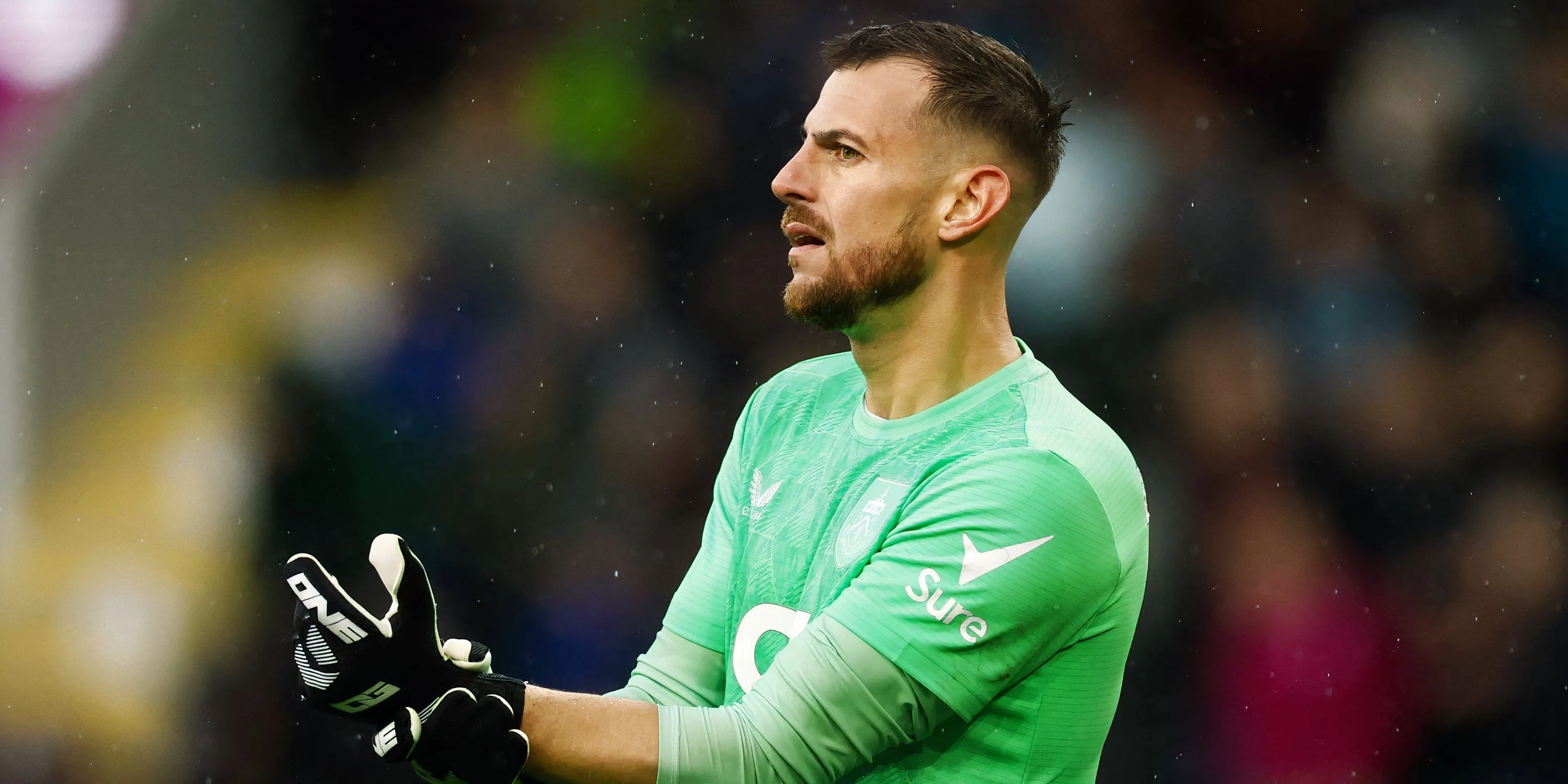 Martin Dubravka trong một pha phản ứng nhanh nhạy cho Burnley