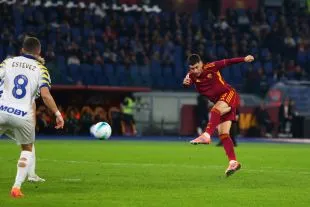 Matias Soulé thực hiện cú sút trong trận Serie A giữa AS Roma và Parma Calcio 1913