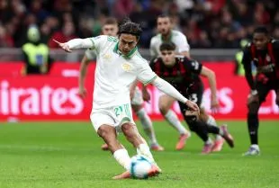 Paulo Dybala của AS Roma trong pha sut penalty bị thủ môn Mike Maignan cứu thua tại sân Giuseppe Meazza