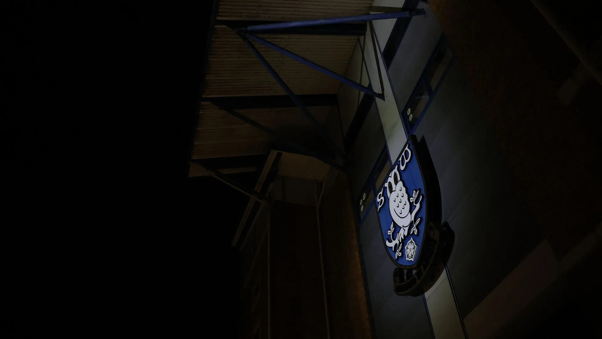 Quang cảnh bên trong sân Hillsborough với những người hâm mộ tràn đầy niềm tin và quyết tâm