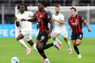 Rafael Leao chạy với bóng dưới sự đeo bám của Manu Kone trong trận Serie A giữa AC Milan và AS Roma tại sân Giuseppe Meazza