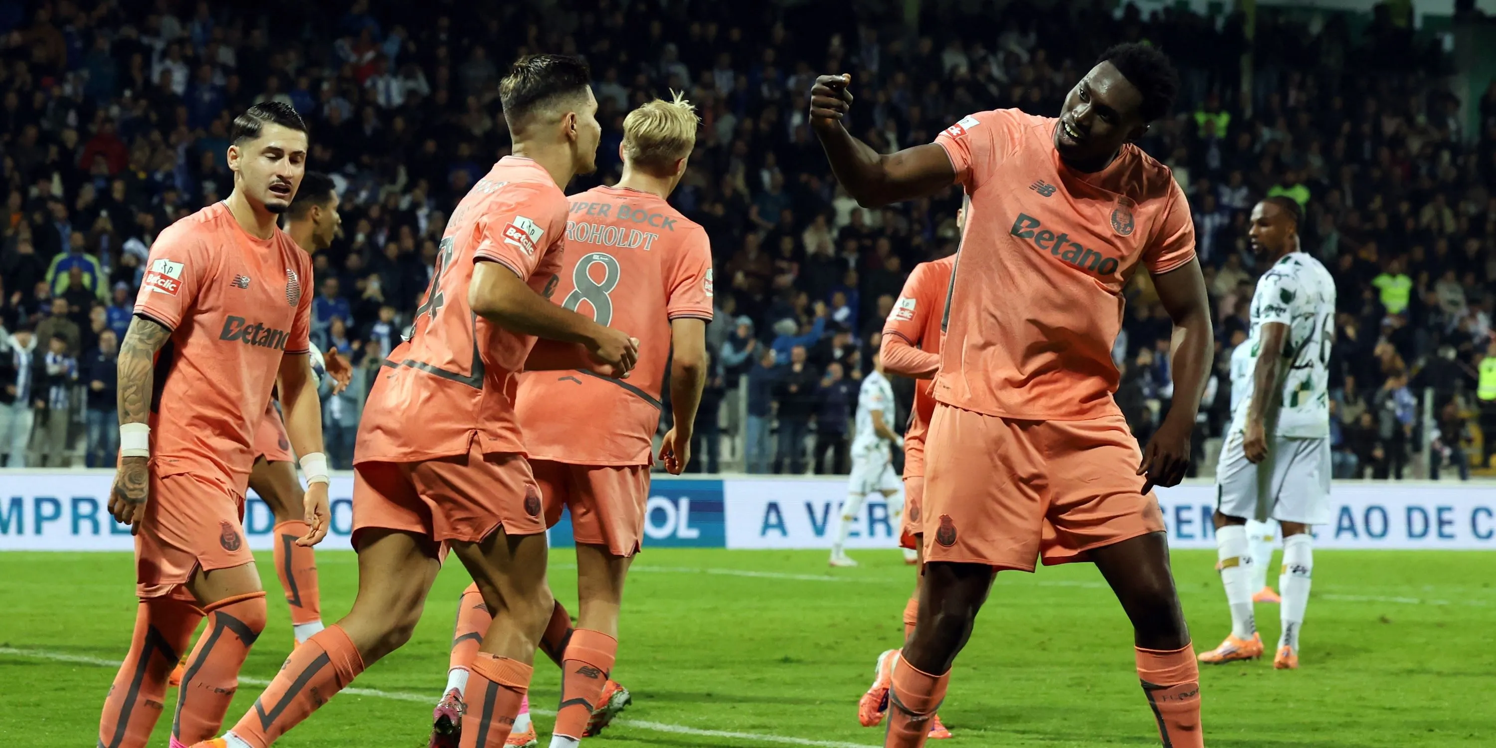 Samu Aghehowa của FC Porto ăn mừng bàn thắng tại La Liga