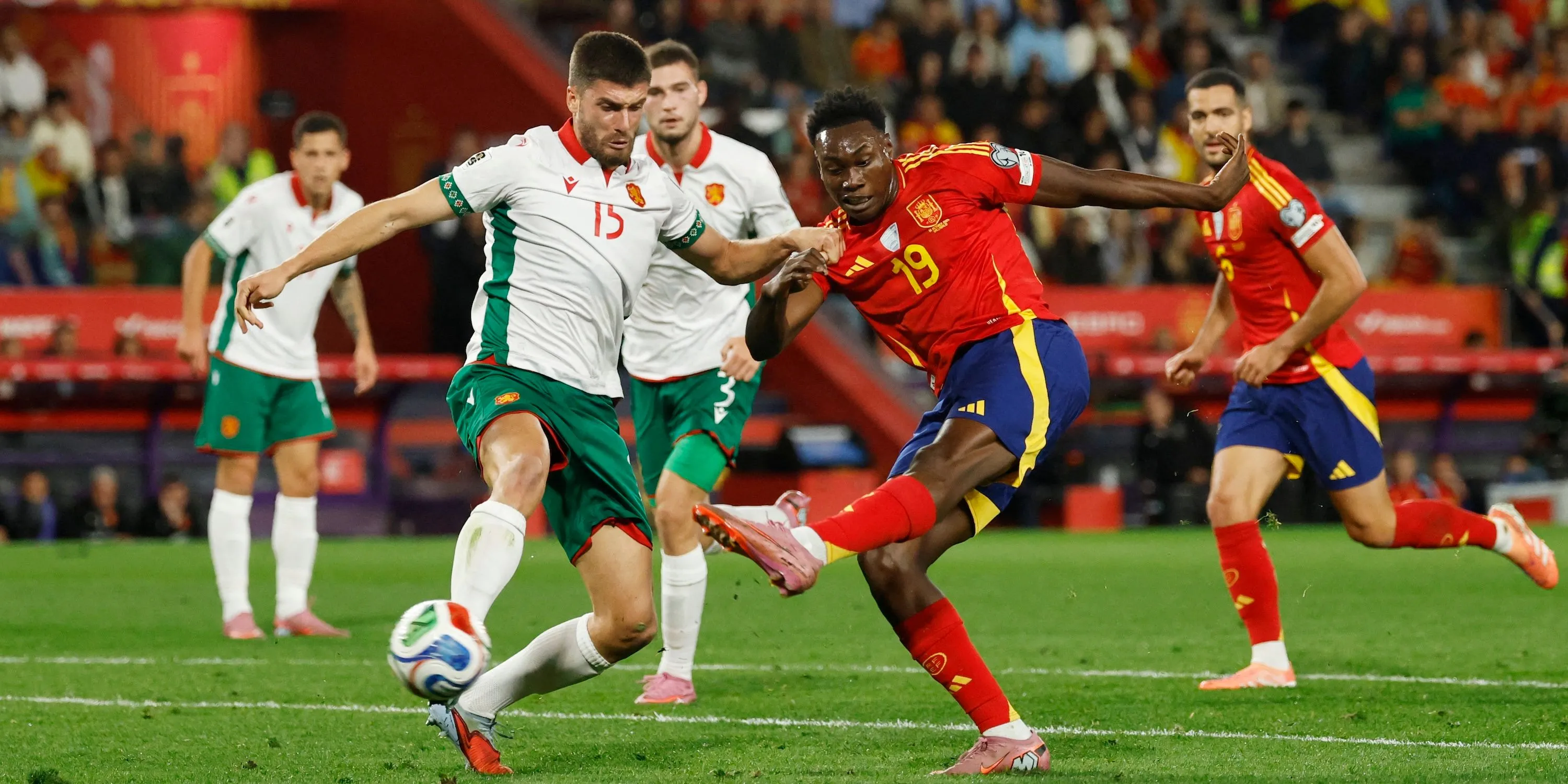 Samu Aghehowa trong trận đấu vòng loại với Bulgaria, thể hiện kỹ năng tấn công xuất sắc của tiền đạo người Tây Ban Nha