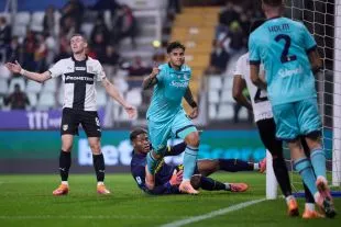 Santiago Castro ăn mừng bàn ghi thứ nhất cho Bologna FC trong trận đấu tại Stadio Ennio Tardini