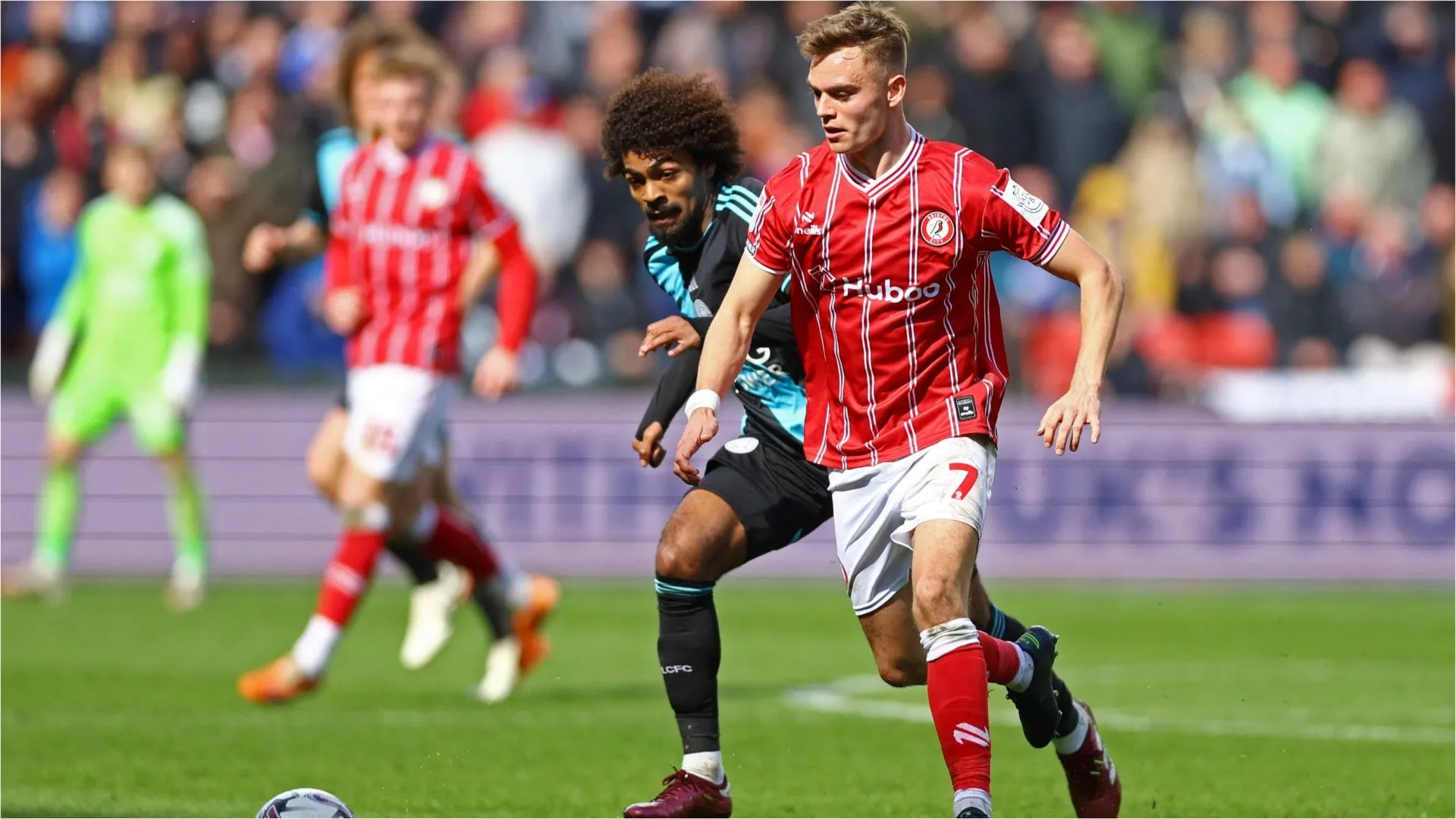 Scott Twine chơi cho Bristol City, trung vệ sáng tạo tối quan trọng trong hệ thống tấn công của Robins