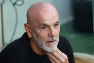 Stefano Pioli, huấn luyện viên của Fiorentina, cảm thấy áp lực tại trận đấu Serie A giữa Fiorentina và Lecce tại sân Artemio Franchi