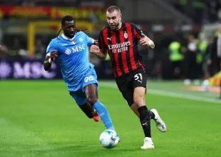 Strahinja Pavlovic của AC Milan bị tiền vệ Frank Anguissa của Napoli vây chặn trong trận đấu Serie A