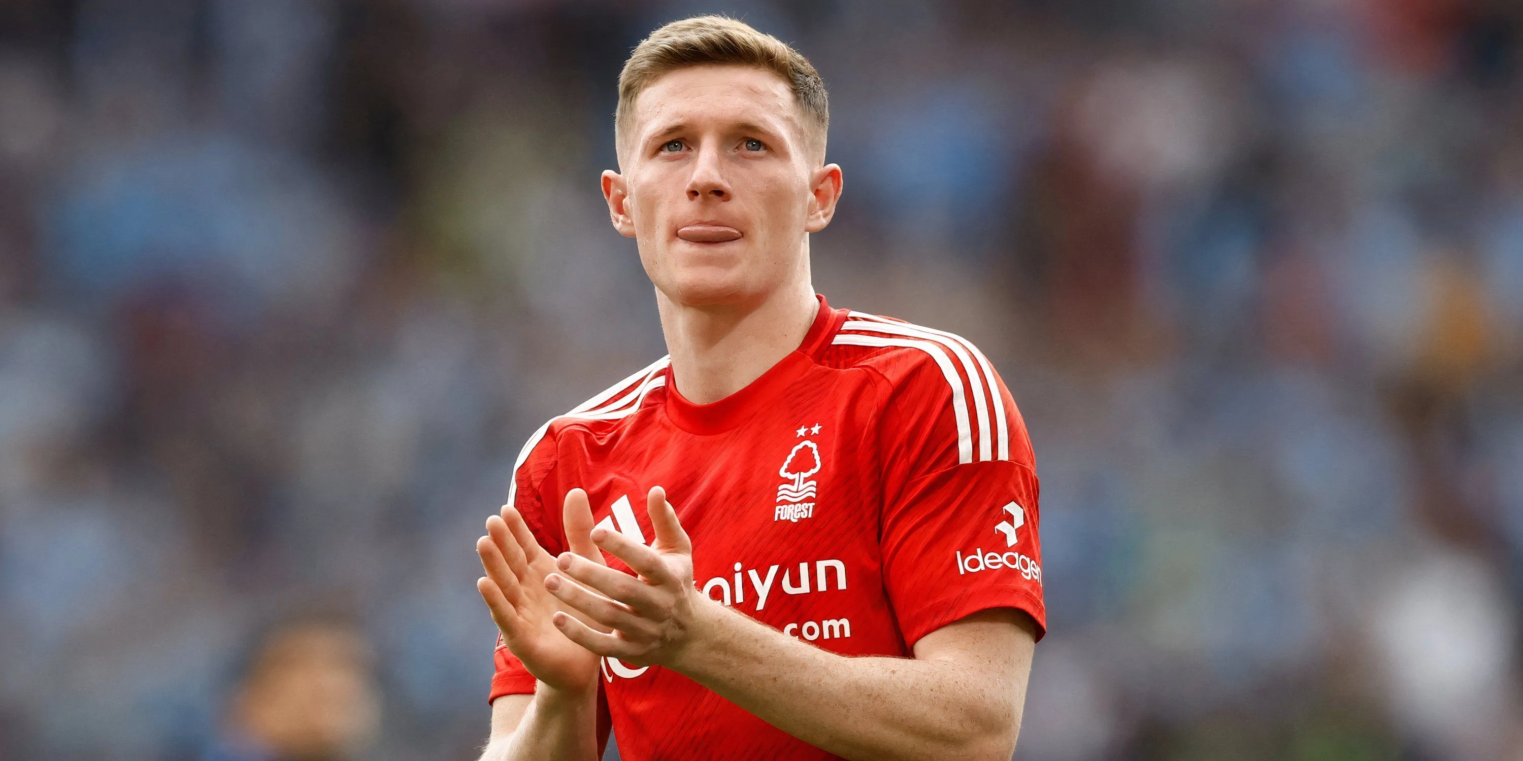 Tiền vệ Nottingham Forest Elliot Anderson trong trang phục đội bóng