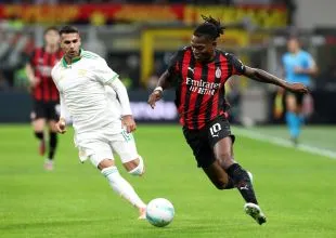Tiền vệ Rafael Leao của AC Milan sút bóng dưới sự áp sát của hậu vệ Zeki Celik của AS Roma tại San Siro ngày 2 tháng 11 năm 2025
